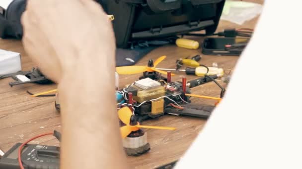 Homme assemblant un drone FPV à l'aide d'outils
 - Séquence, vidéo