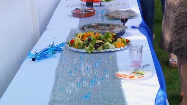 table dans la cour fruits légumes viande
 - Séquence, vidéo