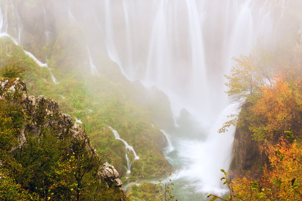 Colores de Autum y cascadas del Parque Nacional Plitvice
 - Foto, Imagen