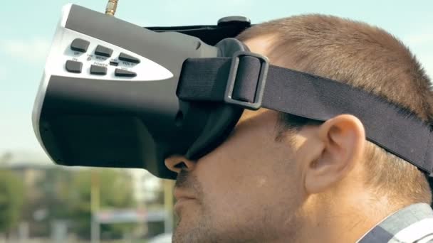 Mies katsomassa lentoa FPV drone käyttäen VR lasit
 - Materiaali, video