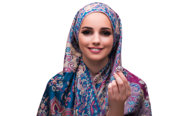 Mujer en la cubierta tradicional musulmana con anillo
 - Foto, imagen