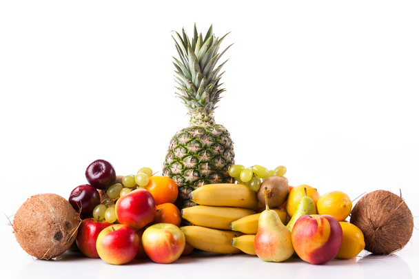 Vers fruit. Assortiment van exotische vruchten geïsoleerd op wit - Foto, afbeelding
