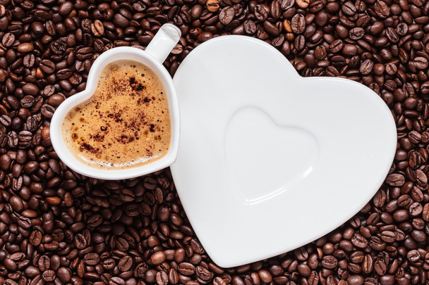 white coffee cup heart shaped with cappucino - Valokuva, kuva