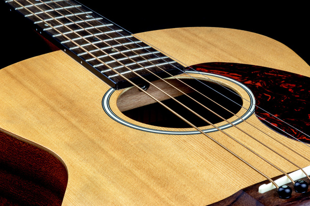Акустическая гитара под косым углом
 - Фото, изображение