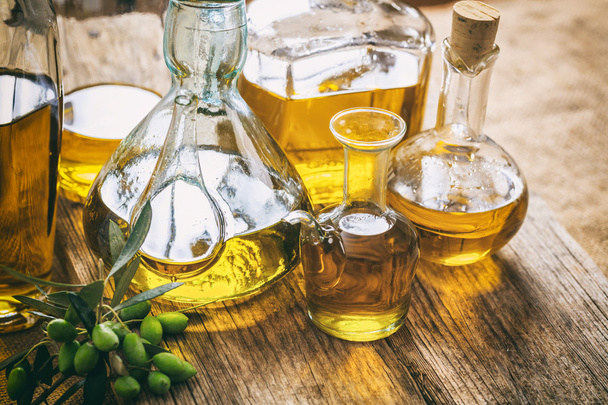 Flaschen Olivenöl auf einem Tisch - Foto, Bild