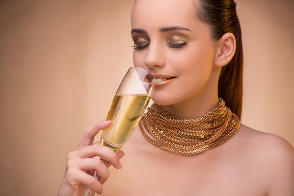 Jeune femme avec verre de champagne
 - Photo, image