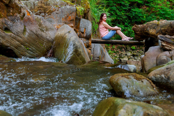 Woman sitting at the wood bridge - Foto, Bild