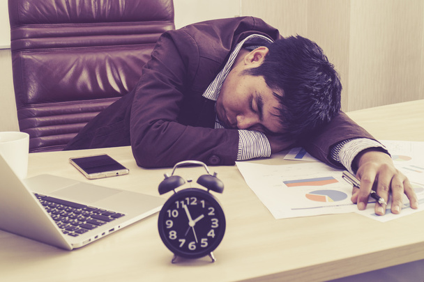Втомився бізнесмен спить на робочому столі
  - Фото, зображення