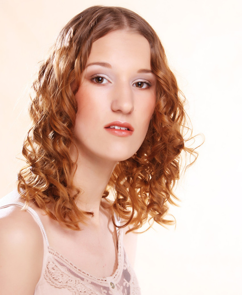 Красивая девушка с длинными волнистыми волосами
 - Фото, изображение