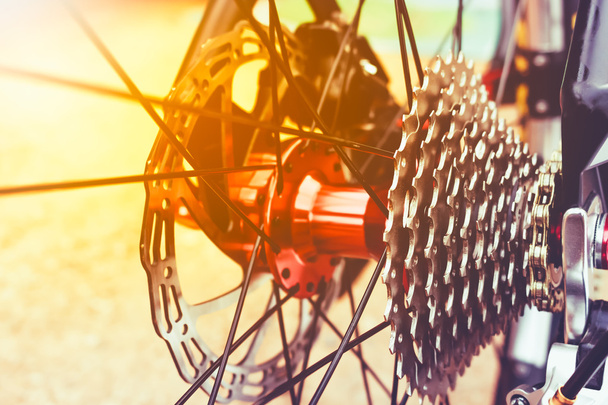 Primeros planos detalle rueda de bicicleta de montaña y freno de disco
. - Foto, Imagen