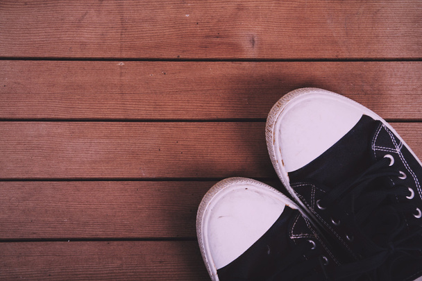 Vieilles chaussures en toile sur un plancher en bois Vintage Retro Filter
. - Photo, image