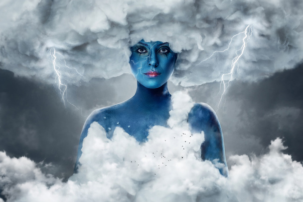 Femme à peau bleue dans un arc de nuages blancs
 - Photo, image