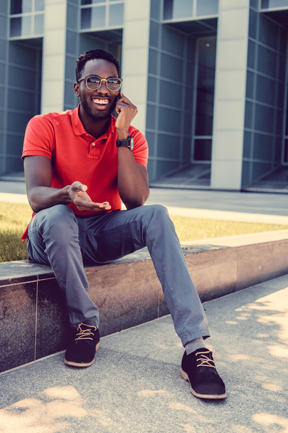 A smartphone beszélő afrikai amerikai férfi - Fotó, kép