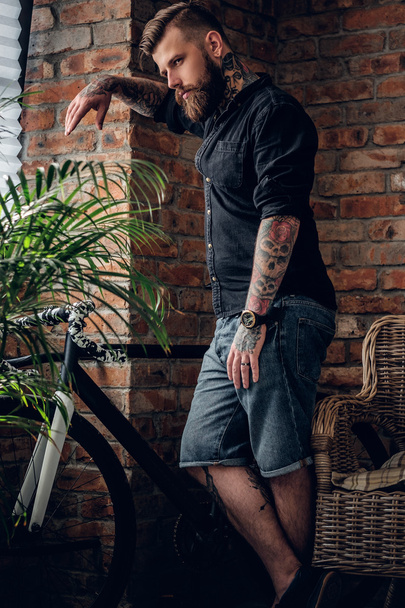 bärtiger Hipster mit festem Fahrrad - Foto, Bild