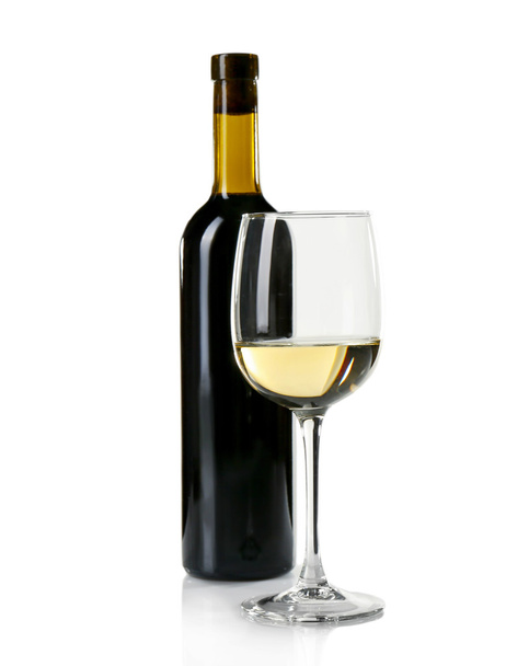 Copo de vinho branco com garrafa no fundo branco
 - Foto, Imagem