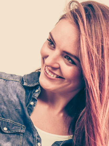 Happy smiling woman wearing jeans - Foto, Bild
