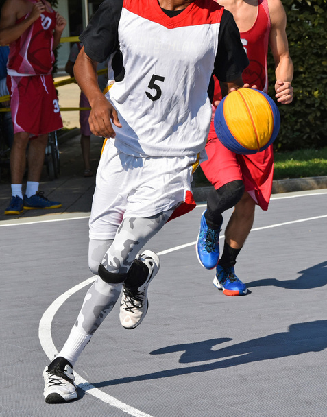 Jouer au basket à l'extérieur
 - Photo, image