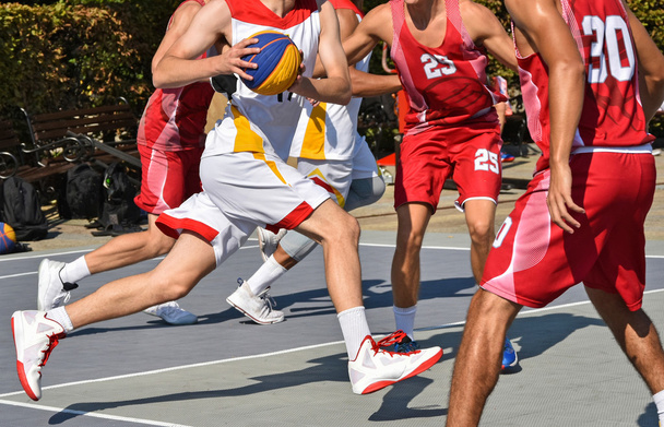 Basketbalisté v akci venku - Fotografie, Obrázek