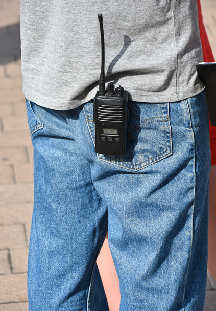 Ο άνθρωπος με ένα φορητό ραδιοτηλέφωνο - Φωτογραφία, εικόνα