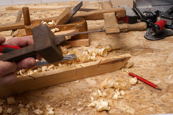 carpentiere di lavoro, martello, contatore e cacciavite sulla costruzione
  - Foto, immagini