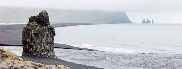 Grande rocha na praia negra, Islândia
 - Foto, Imagem