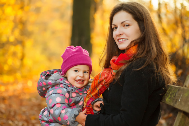 Mother and daughter in the park - Foto, Imagen