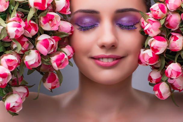 Fiatal nő, virágokkal a szépség fogalma - Fotó, kép
