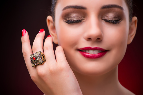 Frau mit schönem Ring im Schönheitskonzept - Foto, Bild