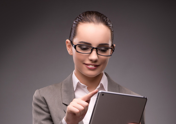 Giovane donna d'affari che lavora con tablet computer - Foto, immagini
