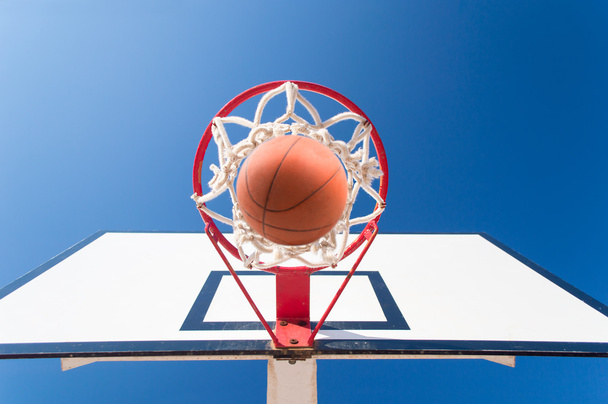 scoring points in basketball - Foto, Imagen