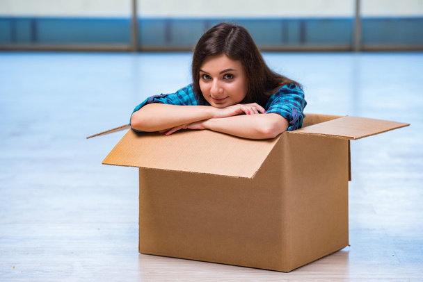 Fiatal nő, doboz-ban mozgó ház fogalma - Fotó, kép