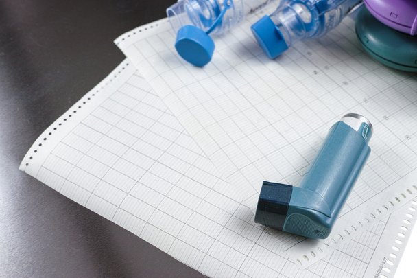 Concept de soulagement de l'asthme, inhalateurs de salbutamol, médicaments et papier
 - Photo, image