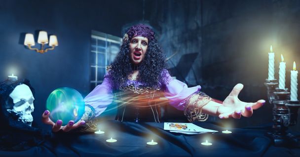 Bruja loca practicando brujería
 - Foto, Imagen