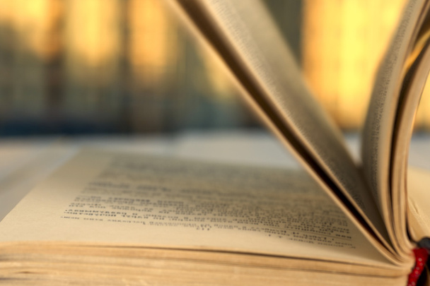 Відкрити книгу на дерев'яних дошках над абстрактним світлим тлом
 - Фото, зображення