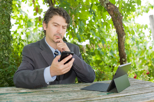 Geschäftsmann arbeitet mit digitalem Tablet im Freien - Foto, Bild