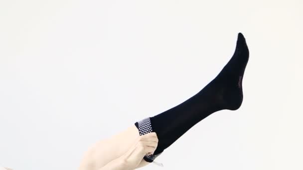 Жінка кладе панчіх ніг, білий фон
 - Кадри, відео