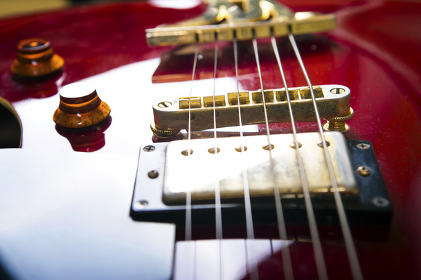 Guitare acoustique rouge
 - Photo, image