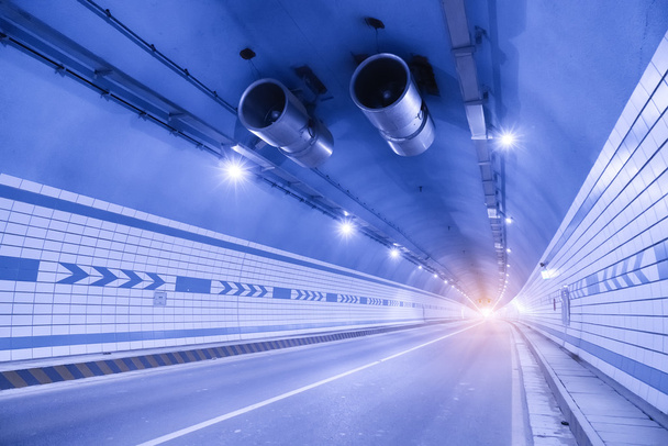 Абстрактний рух швидкості в міському шосе тунелю, розмитий
 - Фото, зображення