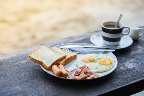 desayuno con café sobre mesa de madera
 - Foto, imagen
