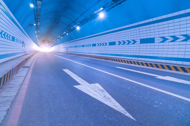 Анотація руху швидкості в міському шосе тунелю, розмитий рух
. - Фото, зображення