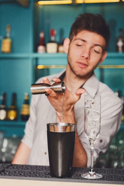 Barmans handen schot cocktail maken - Foto, afbeelding