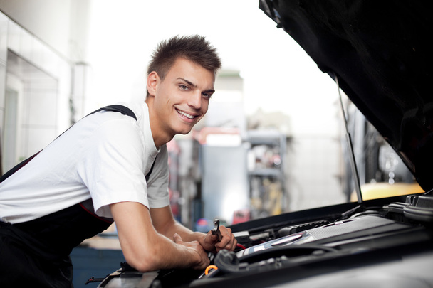 Car mechanic fixing auto - Foto, Imagen