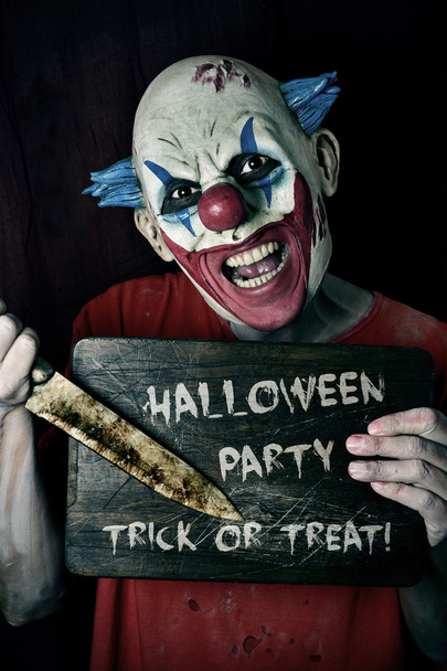злий клоун і текст Хеллоуїн вечірка трюк або частування
 - Фото, зображення