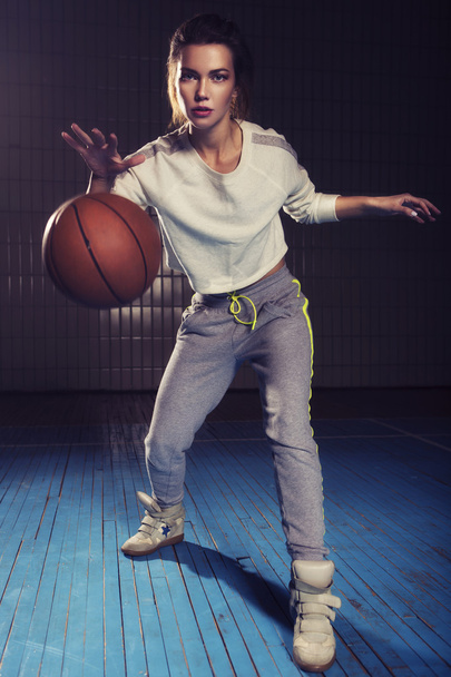 Подходит стройная красивая брюнетка с баскетбольным мячом в
  - Фото, изображение