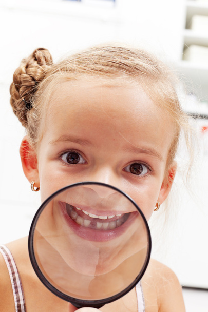 Happy girl with missing milk tooth - Fotografie, Obrázek