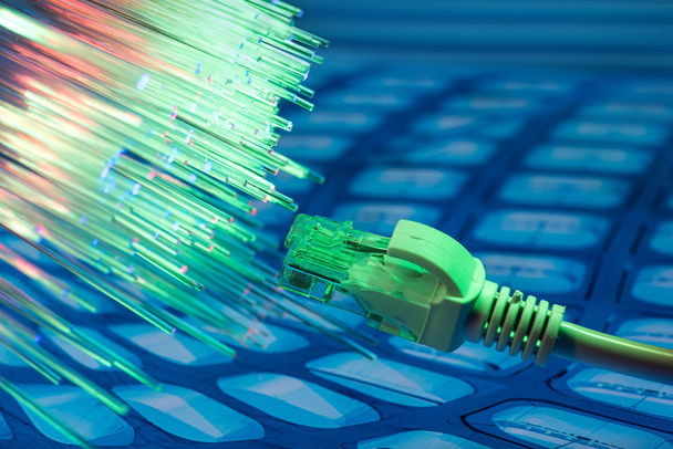 câble réseau avec fond couleur de haute technologie - Photo, image