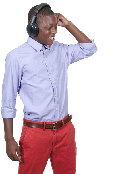 Tizenéves fiú zenehallgatás fejhallgató csatlakozó - Fotó, kép