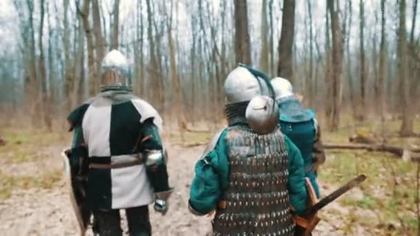 Os cavaleiros caminham pela floresta
 - Filmagem, Vídeo