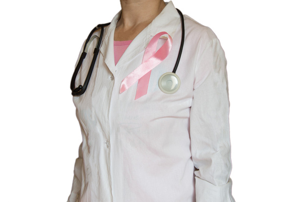 Médica com estetoscópio e fita rosa, cuidados de saúde isolados, conceito de conscientização do câncer de mama médica
 - Foto, Imagem