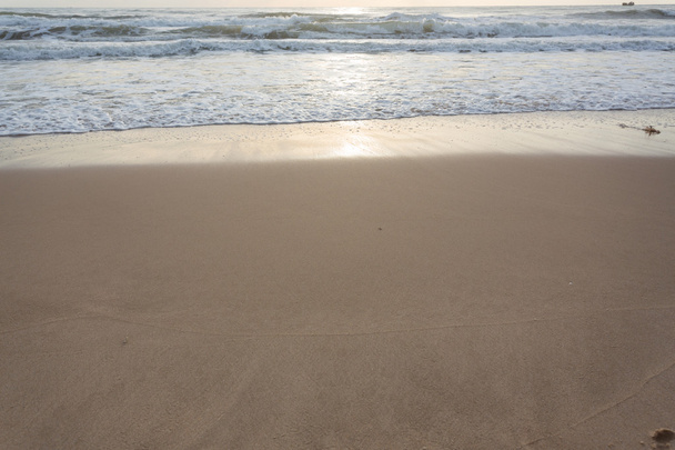 piękne lato piasek plaża i morze surf - Zdjęcie, obraz